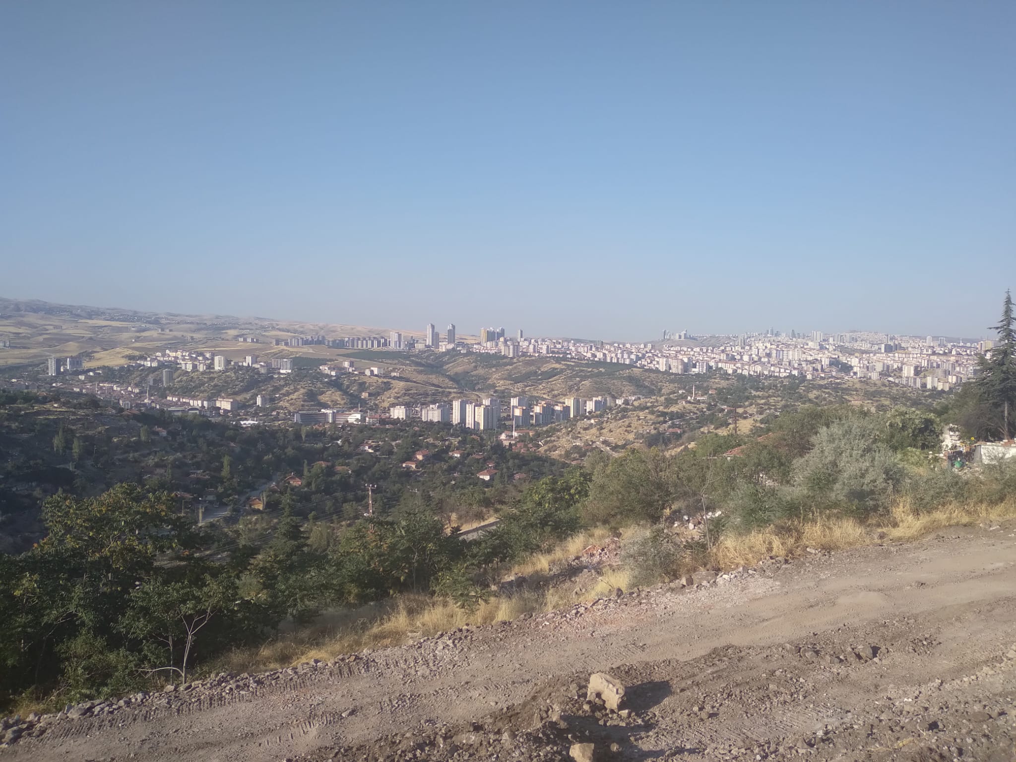 Eğimli Sokaklar ve Çatılar Üzerinden Mahalle