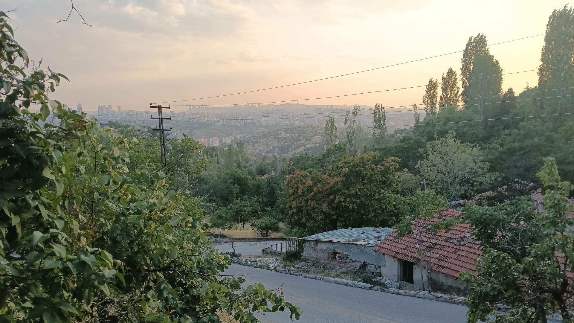 Akşam Başka Gündüz Başka Mahallelerimiz